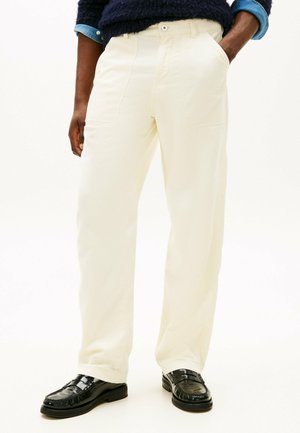 STRAIGHT CARPENTER - Vaqueros rectos - ivory silk