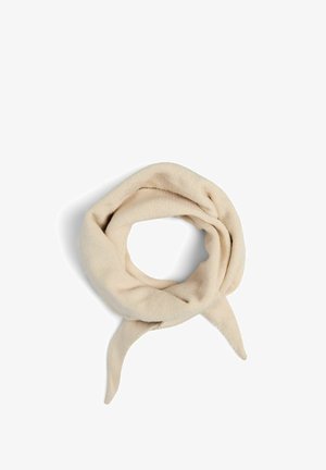 Béžový vlněný šál v měkkém, texturovaném pletení. Je stočen do smyčky s dvěma visícími konci, čímž vytváří jednoduchý a funkční design.