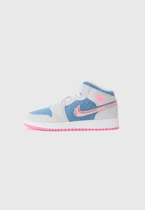 Baskets montantes avec un dessus en suède gris clair et en denim bleu, des accents roses, des lacets blancs et une semelle en caoutchouc rose.