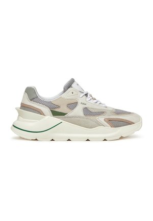 Sneaker con una combinazione di colori beige, grigio e menta. Realizzate in rete e suede, presentano una suola bianca spessa con una linea di accento verde.