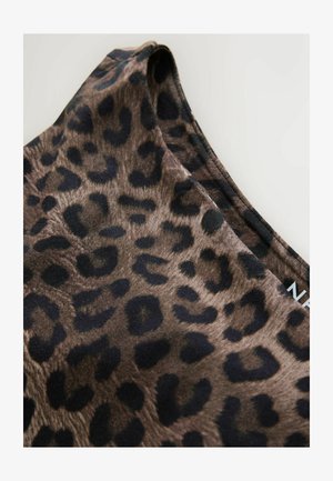 Leoparda druka audums ar tumši brūnām un melnām plankumiem uz gaiši brūna fona, ar gludu tekstūru un noapaļotu kakla izgriezumu.