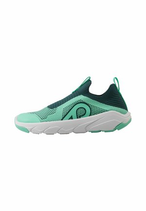 Buty sportowe typu slip-on w kolorze niebieskozielonym i ciemnozielonym, wykonane z dzianiny, z grubą białą podeszwą i pętelkami do ściągania na pięcie i języku.