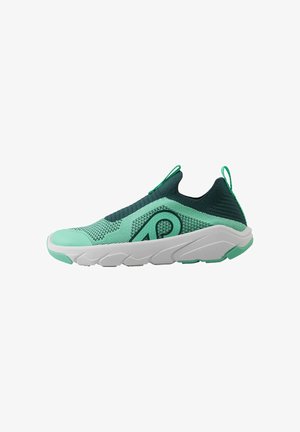 Scarpa sportiva slip-on in maglia verde acqua e verde scuro con suola bianca spessa e linguette per tirare sul tallone e sulla linguetta.
