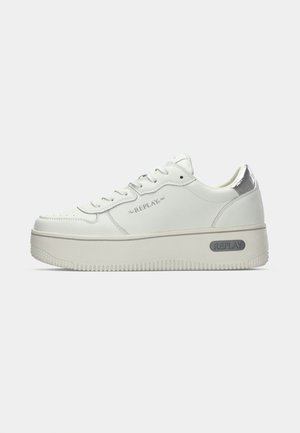 Sneakers bianchi in pelle con suola testurizzata, caratterizzati da un tassello sul tallone in metallo silver e branding "REPLAY" sul lato. Design minimalista.