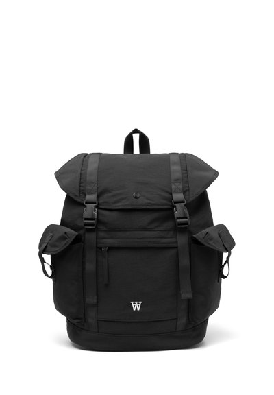 Sac à dos noir avec un design à enroulement, des bretelles réglables, des poches frontales et un logo sur la partie inférieure. Fabriqué en tissu texturé.