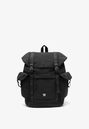 Sac à dos noir avec un design à enroulement, des bretelles réglables, des poches frontales et un logo sur la partie inférieure. Fabriqué en tissu texturé.