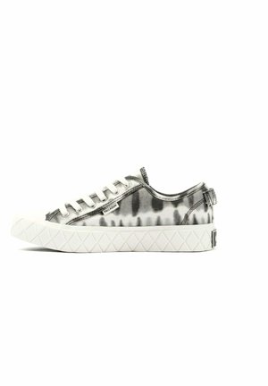 Sneaker in tela con motivo tie-dye bianco e nero. Presentano una suola in gomma bianca testurizzata e lacci, con una linguetta sul tallone.