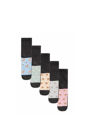 Cinque paia di calzini con risvolti neri e sezioni colorate sul piede con giraffe, api su fiori e piccole piante su sfondi di colori diversi.
