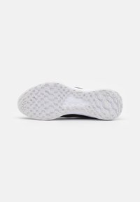 Semelle extérieure en caoutchouc blanc avec un motif texturé, accents gris et logo. Présente une forme courbée et un design flexible pour une meilleure adhérence.