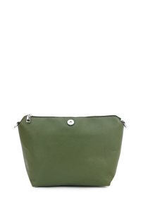 Groene leren cosmetica tas met een geprofileerde afwerking, ritssluiting en een zilveren drukknopdetail aan de voorkant. Rondachtige vorm met een brede opening.
