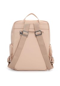 Jasnoróżowy plecak wykonany z gładkiego materiału. Posiada regulowane paski, zamki błyskawiczne oraz boczne kieszenie; prostokątny kształt o minimalistycznym designie.