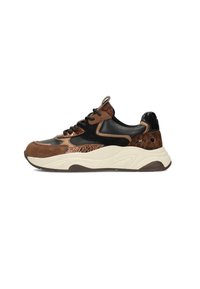 Sneaker con un mix di suede marrone, pelle nera e dettagli testurizzati. Presenta una suola spessa e un design con punta rotonda. Lacci e occhielli inclusi.