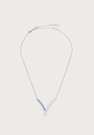 Zilveren ketting met een 'V' vorm, versierd met blauwe en heldere kristallen, met een textuurketting, verstelbare lengte en sluiting met haak.