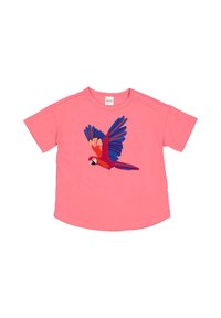 Roze katoenen t-shirt met korte mouwen, voorzien van een geborduurde papegaai in levendige kleuren, waaronder rood, blauw en gele accenten.