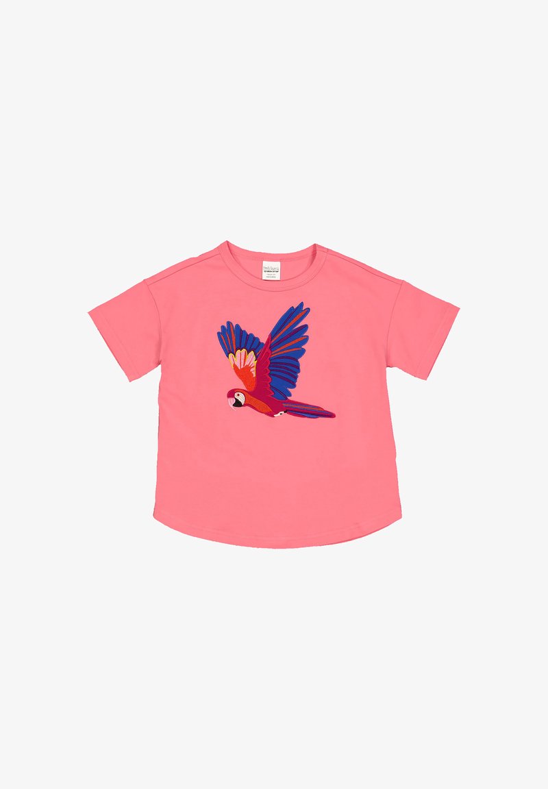 Rosa Baumwoll-T-Shirt mit kurzen Ärmeln, das einen gestickten Papagei in lebhaften Farben zeigt, einschließlich Rot-, Blau- und Gelbtönen.