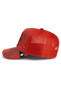 Casquette de camionneur en maille rouge avec un motif camouflage sur les panneaux avant et un visière courbe, vue de côté gauche sur fond blanc.