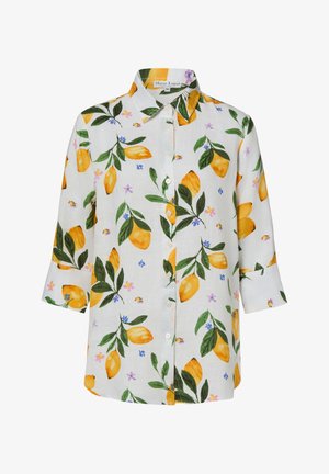 Witte blouse met knopen en 3/4 mouwen, met een levendig dessin van citroenen en groene bladeren met kleine roze en blauwe bloemen.