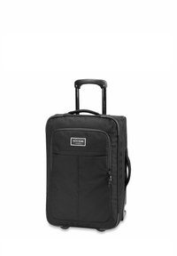 Maleta negra con ruedas y asa retráctil, compartimentos con cremallera, tela duradera y un bolsillo frontal con un parche de logo.