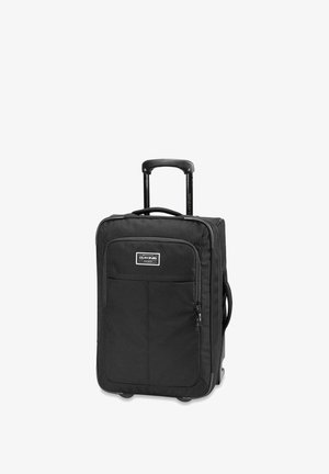Maleta negra con ruedas y asa retráctil, compartimentos con cremallera, tela duradera y un bolsillo frontal con un parche de logo.