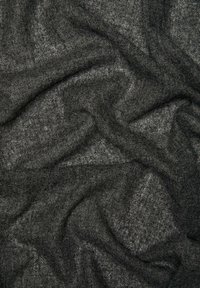 Tkanina z tmavě šedého tkaného materiálu s měkkým, texturovaným povrchem, která má mírně volné tkaní vytvářející jemný vzor a hloubku.
