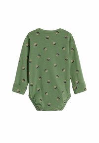 Grön långärmad baby bodysuit i mjukt material, med ett upprepat mönster av tecknade ansikten med glasögon och hattar.