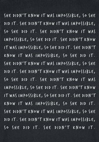 Zwarte textuur achtergrond met herhaaldelijk handgeschreven witte tekst die luidt: "Ze wist niet dat het onmogelijk was, dus deed ze het."
