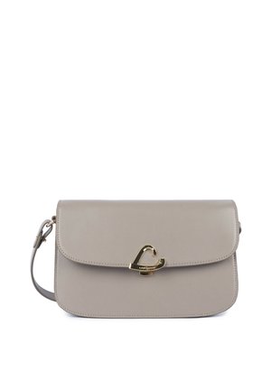 Sac à épaule en cuir gris clair avec un rabat courbé et un fermoir doré en forme de cœur avec le détail du nom de la marque au centre.
