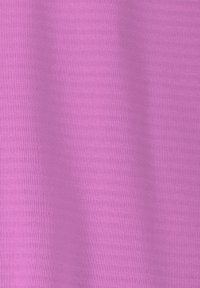 Paarse stof met een geribbelde textuur, voorzien van verticale lijnen. De achtergrond is glad met een egale tint en zonder patronen of hardware.