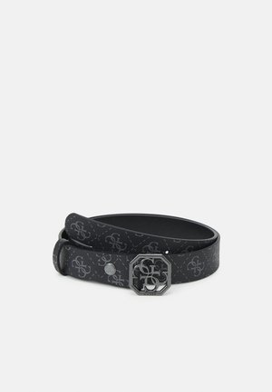 Ceinture noire Guess avec motif de logo répété et boucle octogonale argentée affichant des initiales entrelacées sur un fond clair uni.