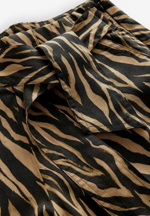 Schwarz-beige gestreifter Stoff mit einem Tigerdruck. Das Material wirkt leicht und hat eine texturierte Oberfläche. Ein gebundener Gürtel ist enthalten.