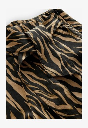 Czarna i beżowa tkanina w paski, z motywem tygrysa. Materiał wydaje się lekki i ma teksturowane wykończenie. Zawiera detal w postaci zawiązanego pasa.