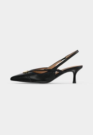 Sort læder spids slingback sko med lav killingehæl og guldbeslag foran.