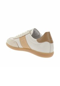 Baskets basses blanches et fauves avec bout en daim, panneau latéral texturé, pièce en cuir au talon et semelle en caoutchouc, inclinées pour montrer le côté extérieur et le talon.