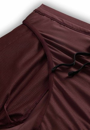 Bordeauxkleurige sportshorts van een textuur, mesh stof. Voorzien van een elastische tailleband met verstelbare zwarte trekkoorden en een gladde binnenvoering.