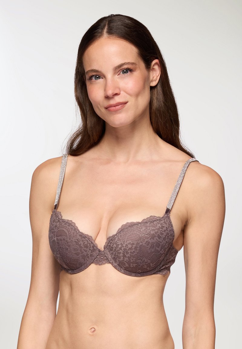 Reggiseno push-up in pizzo di un tenue mauve con coppe imbottite, bordi scallop decorativi e spalline scintillanti per un tocco di dettaglio in più.