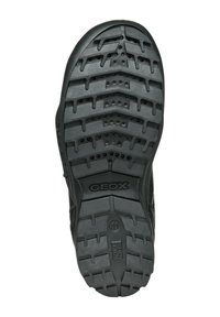 Suela de zapato de goma negra con una superficie texturada. Presenta un diseño de banda para agarre, un logotipo en relieve y agujeros de ventilación.