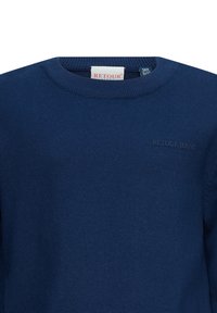 Maglione lavorato a maglia blu navy con scollo rotondo, caratterizzato da un sottile logo "RETOUR JEANS" sul petto e un tessuto testurizzato.