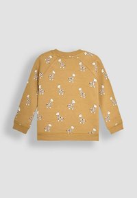 Mosterdkleurige sweatshirt met lange mouwen, voorzien van een all-over print van kleine witte giraffen met bruine vlekken, zachte textuur en geribde manchetten.