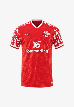 Rotes Fußballtrikot mit strukturiertem Muster, weißen Akzenten an den Ärmeln und einem V-Ausschnitt. Mit Logos auf der Vorderseite und an den Ärmeln.