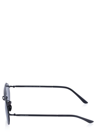 Schwarze Sonnenbrille mit ovalen Gläsern, Metallrahmen und verstellbaren Nasenpads. Die Bügel verjüngen sich nach unten und haben ein eingraviertes Logo am Schläfenbereich. Hergestellt in Italien.