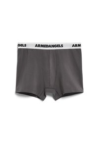 Grau Boxer-Shorts aus weichem Stoff. Mit einem weißen elastischen Bund, auf dem "ARMEDANGELS" in Schwarz steht. Klassischer Schnitt mit einem Eingangsbereich vorne.