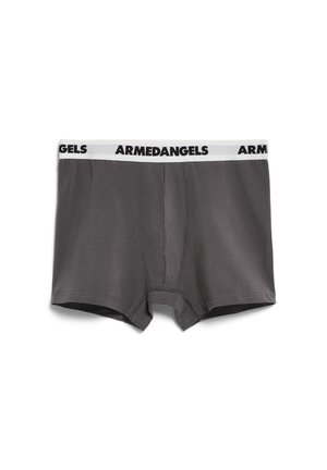 Grau Boxer-Shorts aus weichem Stoff. Mit einem weißen elastischen Bund, auf dem "ARMEDANGELS" in Schwarz steht. Klassischer Schnitt mit einem Eingangsbereich vorne.