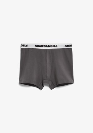 Grau Boxer-Shorts aus weichem Stoff. Mit einem weißen elastischen Bund, auf dem "ARMEDANGELS" in Schwarz steht. Klassischer Schnitt mit einem Eingangsbereich vorne.