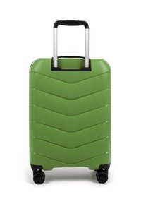 Zelený tvrdý kufr s chevronovým vzorem, hliníkovou teleskopickou rukojetí a čtyřmi černými kolečky. Hladký povrch a kompaktní obdélníkový tvar.