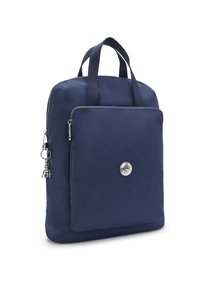 Mochila azul marino hecha de tejido duradero, con dos asas y un bolsillo frontal con cremallera que presenta un logotipo metálico y detalles de charm.