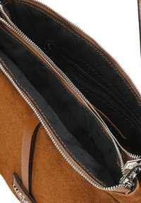 Borsa a mano in suede marrone con chiusura a zip, dotata di fodera nera e cerniere argentate. All'interno, presenta una tasca con zip per una migliore organizzazione.
