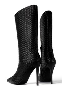 Juodos pintos odinės aukštakulnės batai su smailiu kojeliu ir šoniniu užtrauktuku. Pasižymi tekstūruota paviršiumi ir elegantiška, pailga siluetu.