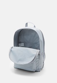 Nike Sportswear HERITAGE UNISEX - Mochila - wolf grey/black