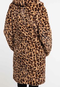 Leopardprint faux fur frakke med hætte, der har en blød tekstur, brune og sorte pletter på en beige baggrund, løs pasform med sænkede skuldre.