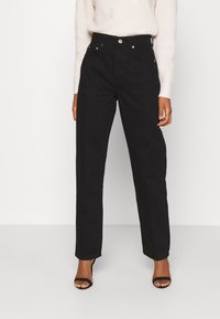 Jeans negros de tiro alto hechos de denim, con corte recto, herrajes en tono cobre, cinco bolsillos y un diseño de cinturilla plana.